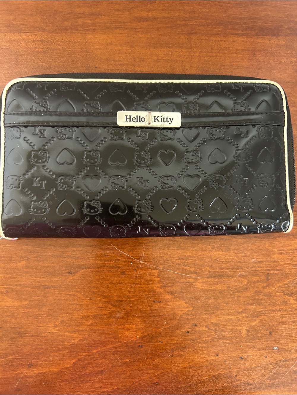SANRIO 2008 Hello Kitty KT Black Patent Zip Wallet with Heart Embossing